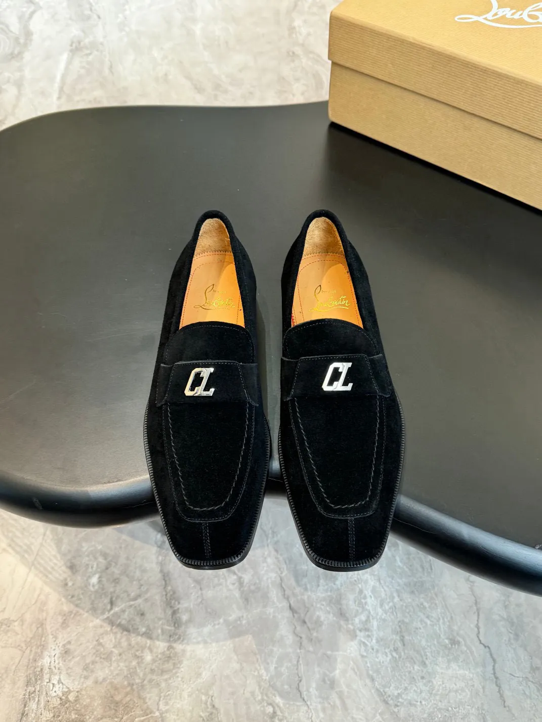💰960 Christia*.Loubouti*🆑High-end men’s business formal leather shoes｜Classic red-soled shoes｜Original imported first-layer cowhide｜Iconic rivet decoration｜Water-dyed cowhide lining｜Italian imported red cowhide outsole｜High-end luxury｜Perfect interpretation of fashion, sunshine, style, suitable for various occasions Size: 39-44 (customized at 38.45.46)✅